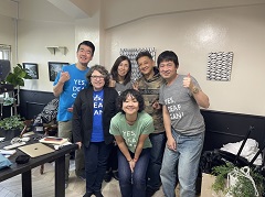 NPO法人Yes, Deaf Can!のメンバーと。中央が廣瀬さん、その左に立つのが、ペギー•ブロッサーさん