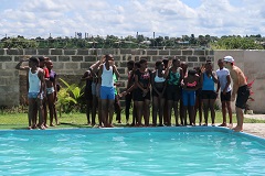 ザンビアの教員養成校で水泳を教える竹谷さん