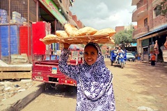街角でパンを売る少女