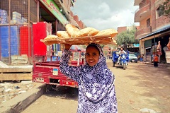 街角でパンを売る少女