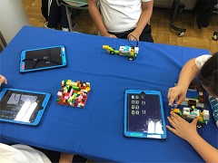 レゴとiPadを使った物語づくりの様子。「特別支援学校中学部の生徒たちに、手を動かして形を作って撮影して物語を作ってもらいました」