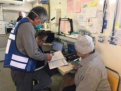 NPO法人AMDAと合同医療チームを結成し、ウクライナ国境近くで医療支援活動を行った。写真は診療にあたる吉田さん（2022年3月　写真提供＝AMDA・TICO）