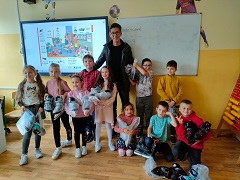 最近の活動から。学校の準備教室に通う子どもらにスケート用具を購入したり、母親も一緒に参加できる遠足などのアクティビティも企画（写真提供＝JCF、宮永さん）