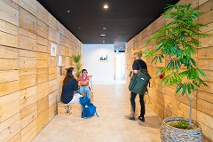 リンゴ箱ベッドなど2階の空間は、地元出身の建築家・蟻塚 学氏が設計した