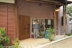 古民家をリノベーションした宿の入口に立つ來住さん。玄関ドアの取っ手は港で拾われた錨を再利用し真鶴在住の彫刻家にデザインしてもらったもの