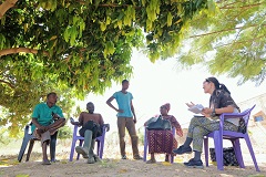セネガルの駐在員になってから、プロジェクト地のファーマーズ･スクールで農業の従業員と活動計画について話し合う