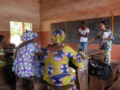 協力隊時代、NGOのスタッフを招き、ベナンの小学校教員にゴミの再利用に関する啓発活動を行った