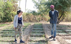駐在先のセネガルで、農業研修生の畑でモニタリング