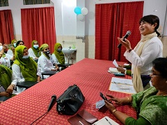 バングラデシュでのプロジェクト開始にあたり、まず看護師に対してプロジェクトの説明とニーズの引き出しを行う