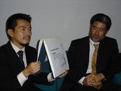 科学情報通信技術省のオスマン大臣へのプレゼンテーションを行う庄子さん（左）