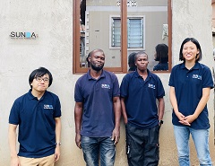 株式会社Sunda Technology Globalの共同創業者であるウガンダ人エンジニア2人と日本人エンジニア1人と共に。SUNDAとは、現地のルガンダ語で「くみ上げる」の意