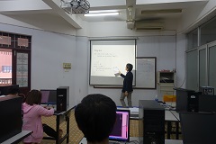 ベトナムで学生に授業する松永さん