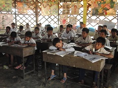 協力隊時代の伊藤さんの巡回先の小学校。5、6年生が一つの教室で学ぶ複式学級