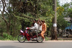 カンボジアの交通状況は危険がいっぱい。地方ではヘルメットを着用せず3人乗り、4人乗りでバイクを運転する人も
