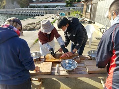 「地域の人たちの暮らしの一部となる場所、遊び場をつくる」活動の一つとして、地域で捕れた魚をさばく篠宮 隼さん