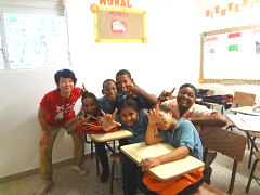 ドミニカ共和国のろう学校で生徒たちに囲まれる廣瀬さん