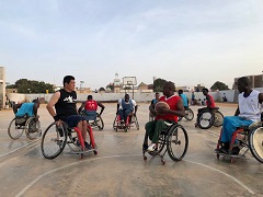 2020年に勤めていた会社を辞め、現在はフリーで講演やボランティア活動を行っている。
22年にはセネガルに短期渡航して現地の学校などを訪問した