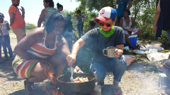 砂浜で郷土料理のサンコーチョを作る廣瀬さんたち