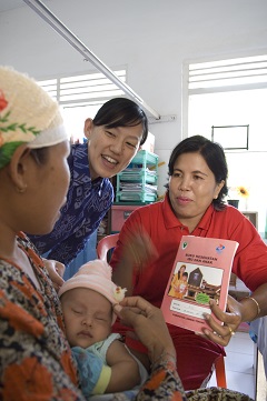 インドネシアで母子手帳の活用などの活動を行う隊員（２点とも写真提供＝JICA/今村健志朗）