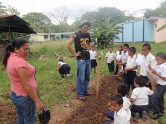 食育の授業の一環として小学校内に学校菜園を作る西村さん