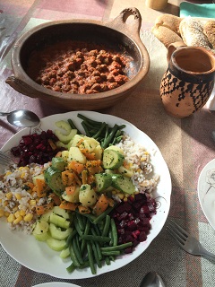 どの家でもたくさんのおいしい手料理でもてなしてくれた（写真提供＝桂さん）