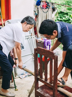 学生の実習先（在宅訪問）で学生と共に竹を切って手すりを作る浅海さん