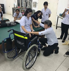 大学授業での学生指導―車いす移乗