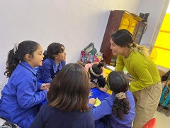 配属先の女性プログラムセンターでアクティビティを行う三池さん。小学生の少女たちに将来の夢を発表してもらった