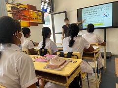 待機期間中に学び直したシンハラ語を駆使して教壇に立つ松山さん。現在働いている福島県でも、在住するスリランカ人と関わる取り組みを始めている