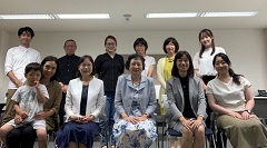 坪川紅美技術顧問（前列中央）とOV会メンバー