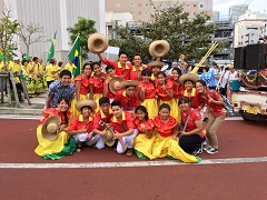 沖縄にやって来た子どもたちは、世界のウチナーンチュ大会でのパレードにも参加した