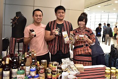 JICA主催のバザーでイチゴなどの特産品の販売と観光情報のPRを行う淺井さんとCPら