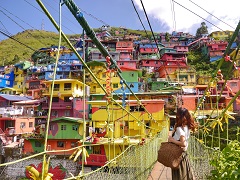 ラ・トリニアードの観光の目玉「Stobosa Colorful Houses」は、山間の急斜面に立ち並ぶ家々がカラフルにペイントされている