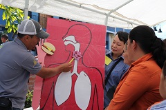 呼吸器感染症をテーマにした回の健康祭り。開催地の隊員の同僚らにも参加してもらっている