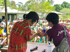 アルコールの爆発でコップを吹き飛ばす実験