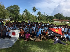 分科会イベントを行った学校の生徒や関係者らと両国の国旗を掲げて記念撮影