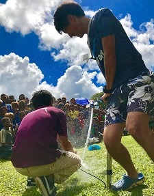 現地の材料でできる実験の一つとして、ペットボトルロケットの発射も実施した。一度に大勢に見せるにも派手なデモンストレーションは有効で、「敷地の広いPNGの学校で、粉塵爆発など日本ではできないようなダイナミックな実験ができました」