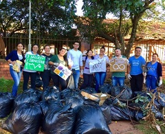 初回の530運動で多くのゴミを拾い集めた学生たちと磯貝さん