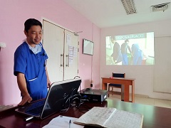 医療廃棄物の仕分けについてプレゼンテーションを行う青野さん