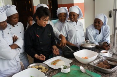 隊員時代の藤川さんはシェフを目指す学生たちに衛生管理を含む料理全般を指導した