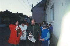 ルーマニアでロマの子どもたちの新聞配達のプロジェクトを立ち上げた新居さん（左端）と協力者（右から2人目）