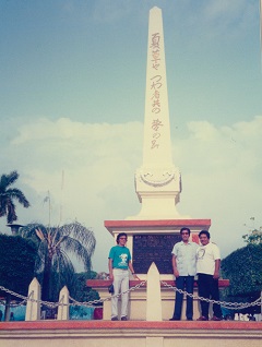 1897年に榎本殖民団が日本からメキシコへ渡った。メキシコ事務所長時代、メキシコ南部・アカコヤグアの公園に建立された榎本殖民記念碑を訪れた望月さん(左から2人目)