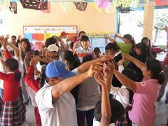 親子ダンス教室の様子。インクルーシブ教育の実現に向けて、保護者の積極的な参加も促した