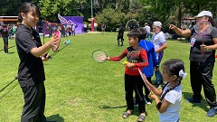 メキシコの子どもたちにバドミントンを体験してもらう。「公園などで気軽に楽しんでもらえるようにしたいのですが、用具が身近にないのと治安の問題から子どもだけで外で遊べないことがネックです」