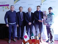 日本バドミントン協会からメキシコスポーツ庁にバドミントン用具が寄付された。篠原さんは国内約260市の学校で、寄贈された用具を活用した講習会を予定している