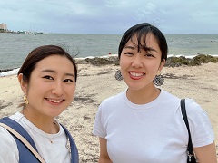 キンタナロー州カンクン市で、同じ配属先で活動する三國由菜さん（体育／2022年度7次隊）と