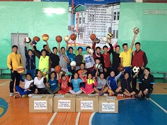 中学生の体育では青木さん（前列右端）の地元の福井県から体育用具の寄付を受けて授業で使用した