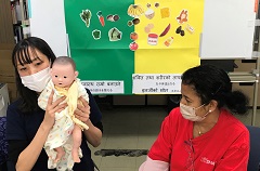 日本に住むネパール人対象の母親学級で栄養について説明するシェアのスタッフ。このほか、「母子保健通訳相談窓口」なども開設している