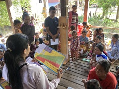 カンボジアで行っている子どもの健診の様子