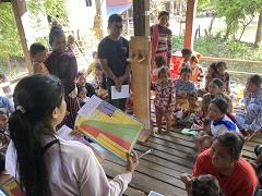 カンボジアで行っている子どもの健診の様子